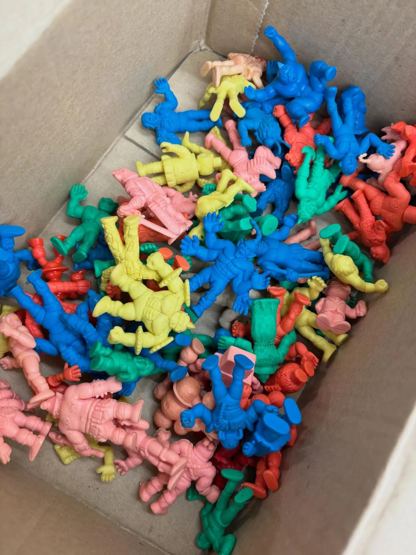 先日、昭和の懐かしい消しゴムたちが大量に入荷しました!キン肉...