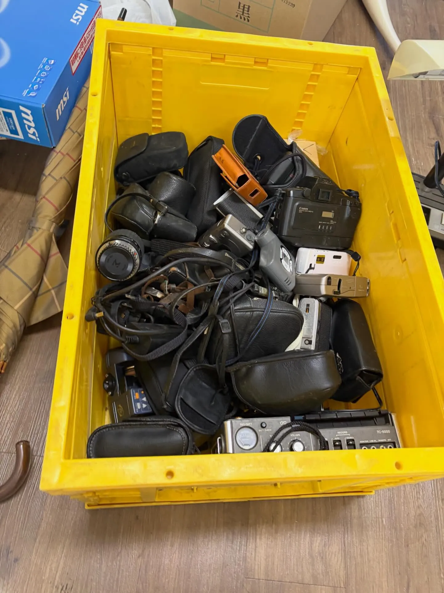 古いカメラ📸や南部鉄器🍵など、たくさんのアンティーク品を回収...