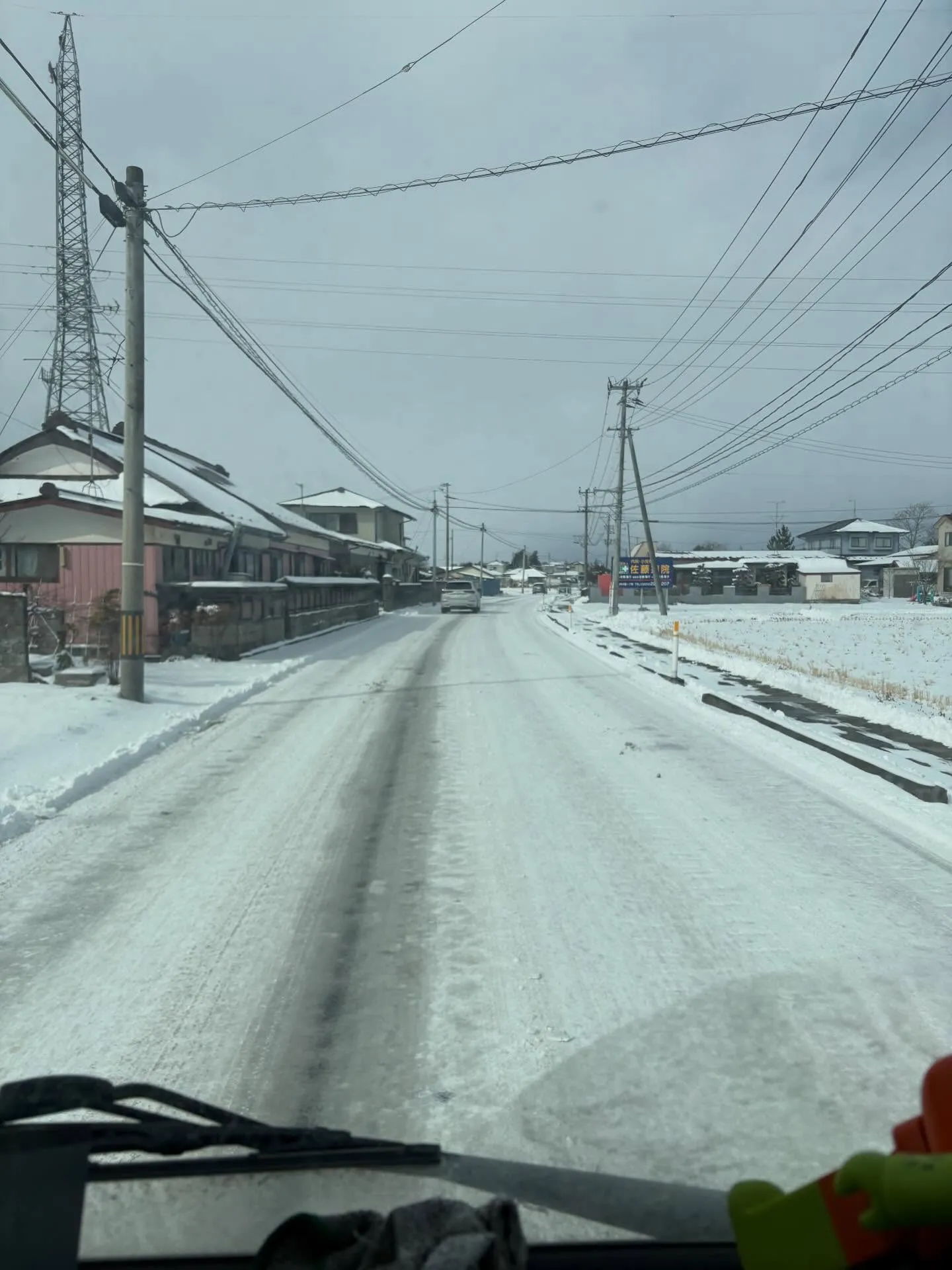 大雪が舞い降りる中、古川の倉庫の片付け。