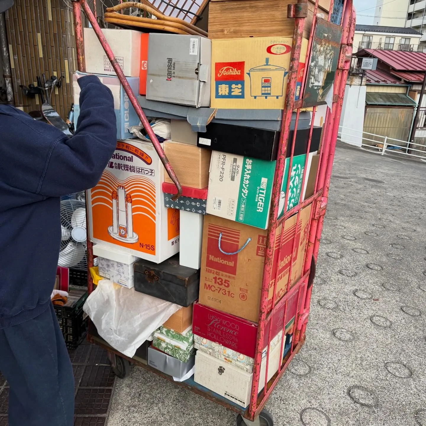 今日は回収物の荷揚げ作業が行われています。