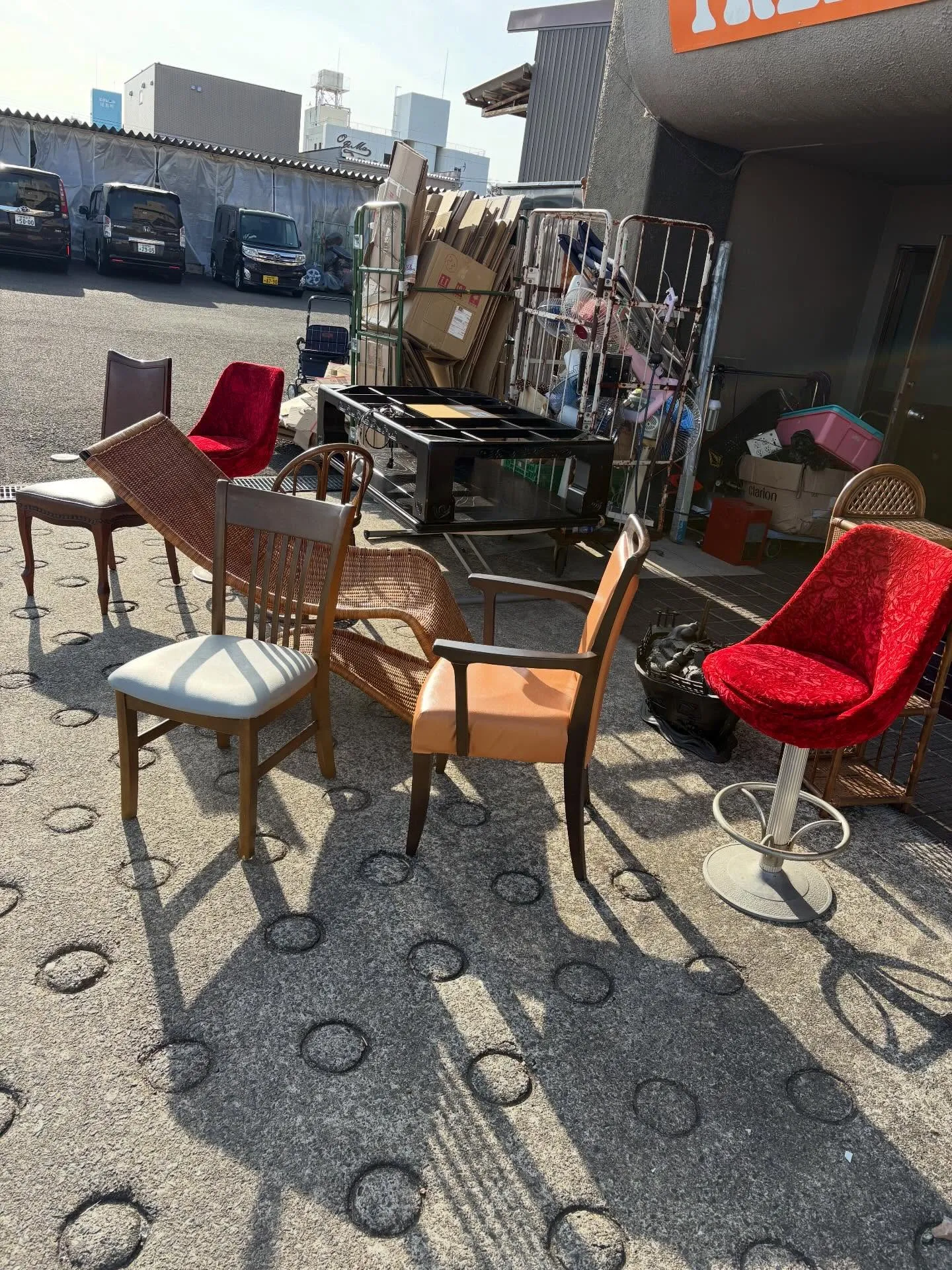 古い家具を手放すことは、ちょっとした冒険のようですね✈️。