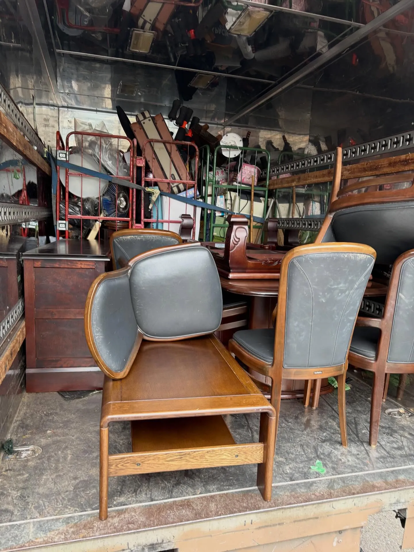 今日は八木山にて素敵な家具買取のご依頼を受けて参りました🛋️...