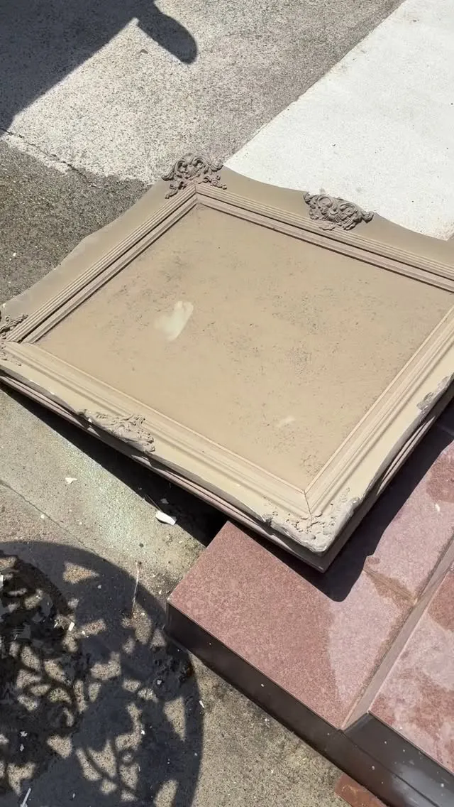 古い倉庫の中に長い間保管されていたという、ホコリまみれの絵画...